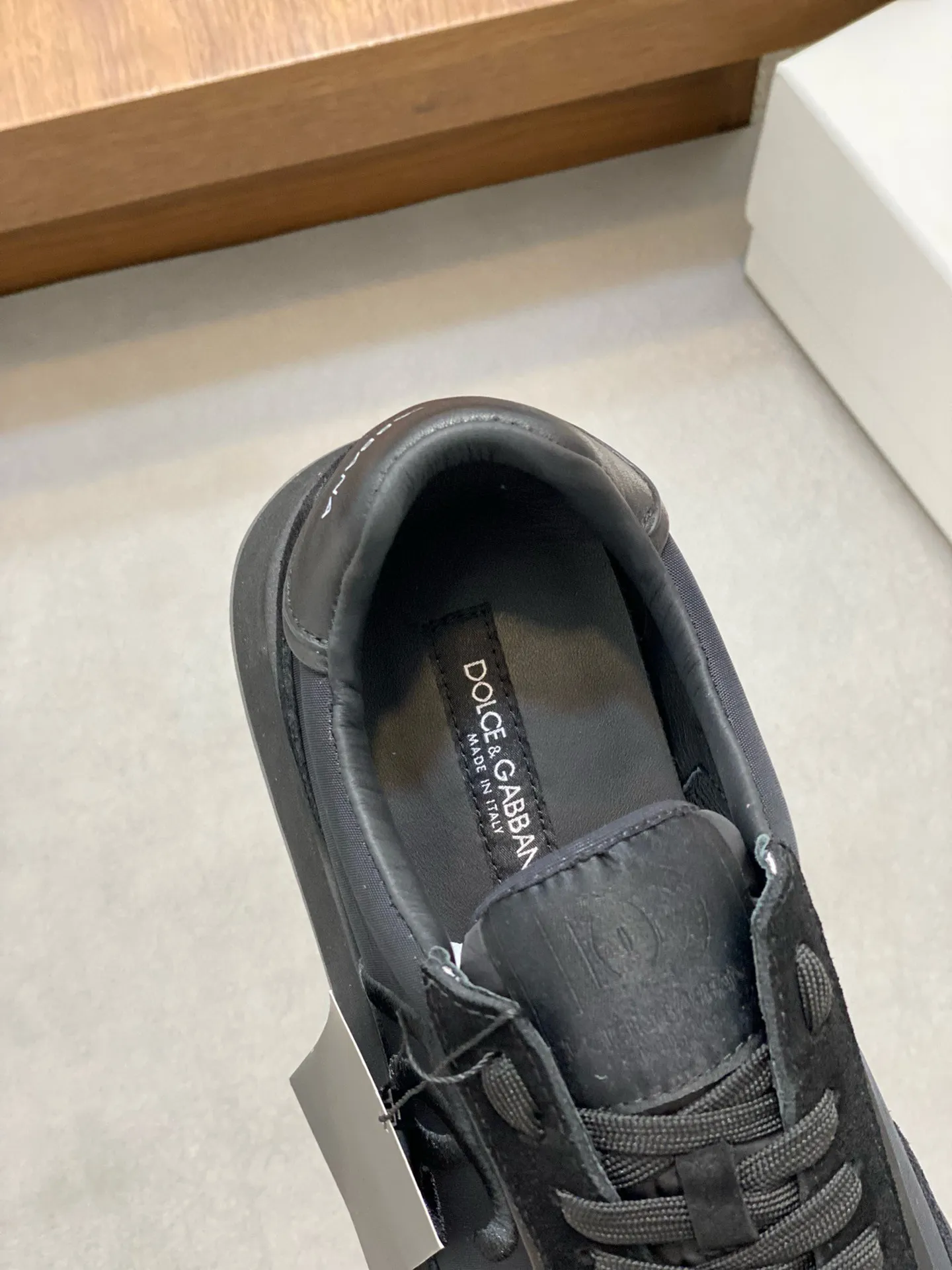 Factory price: 458💰••New products••Dolce&Gabbana••DG✔️High-end men's sports•casual shoes. Original goods from top counters. Original imported cowhide, multi-material splicing design ➕Imported cowhide lining, cowhide feet ➕Original TPR elastic outsole. Size: 39-44 (38, 45 customized)